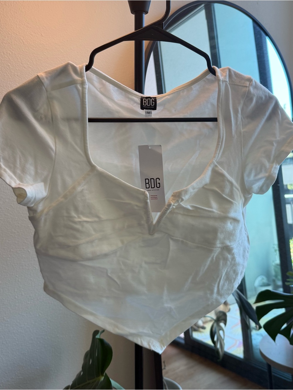 BDG White Point-Hem Crop Top (size M) *NWT*